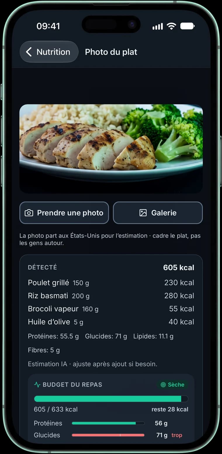 Photo d’un plat analysée par l’IA : poulet, riz, brocoli et huile d’olive, 605 kcal détectées avec le détail de chaque aliment.
